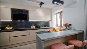 ثلاجة، ميكروويف، فرن، غسالة أطباق