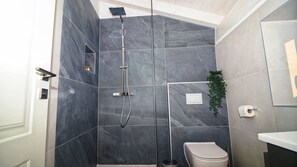 Dutxa, assecador de cabells, bidet i tovalloles 