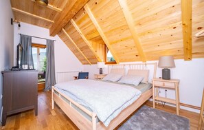 4 bedrooms, iron/ironing board, travel crib, free WiFi