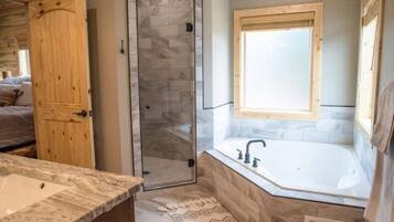 Dusche, Whirlpool, Haartrockner, HandtĂŒcher