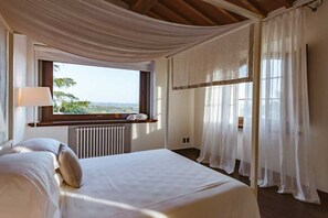 8 Schlafzimmer, Zimmersafe, Schreibtisch, Bügeleisen/Bügelbrett