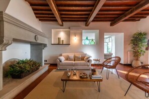 TV connectée, cheminée, table de tennis de table, imprimantes