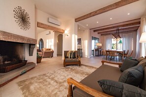 TV connectée, cheminée, table de tennis de table, imprimantes