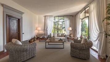 Smart TV, fireplace, ping pong, printers