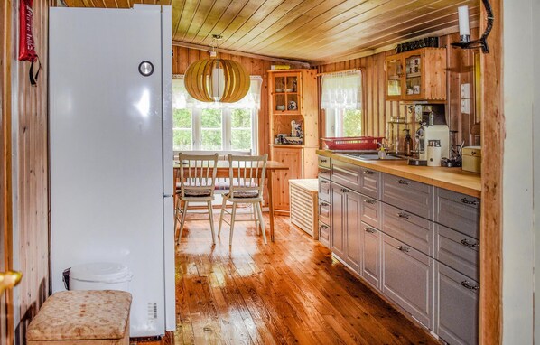 Fridge, cookware/dishes/utensils