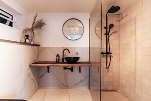 Deluxe huis | Badkamer | Een douche, een regendouche, handdoeken