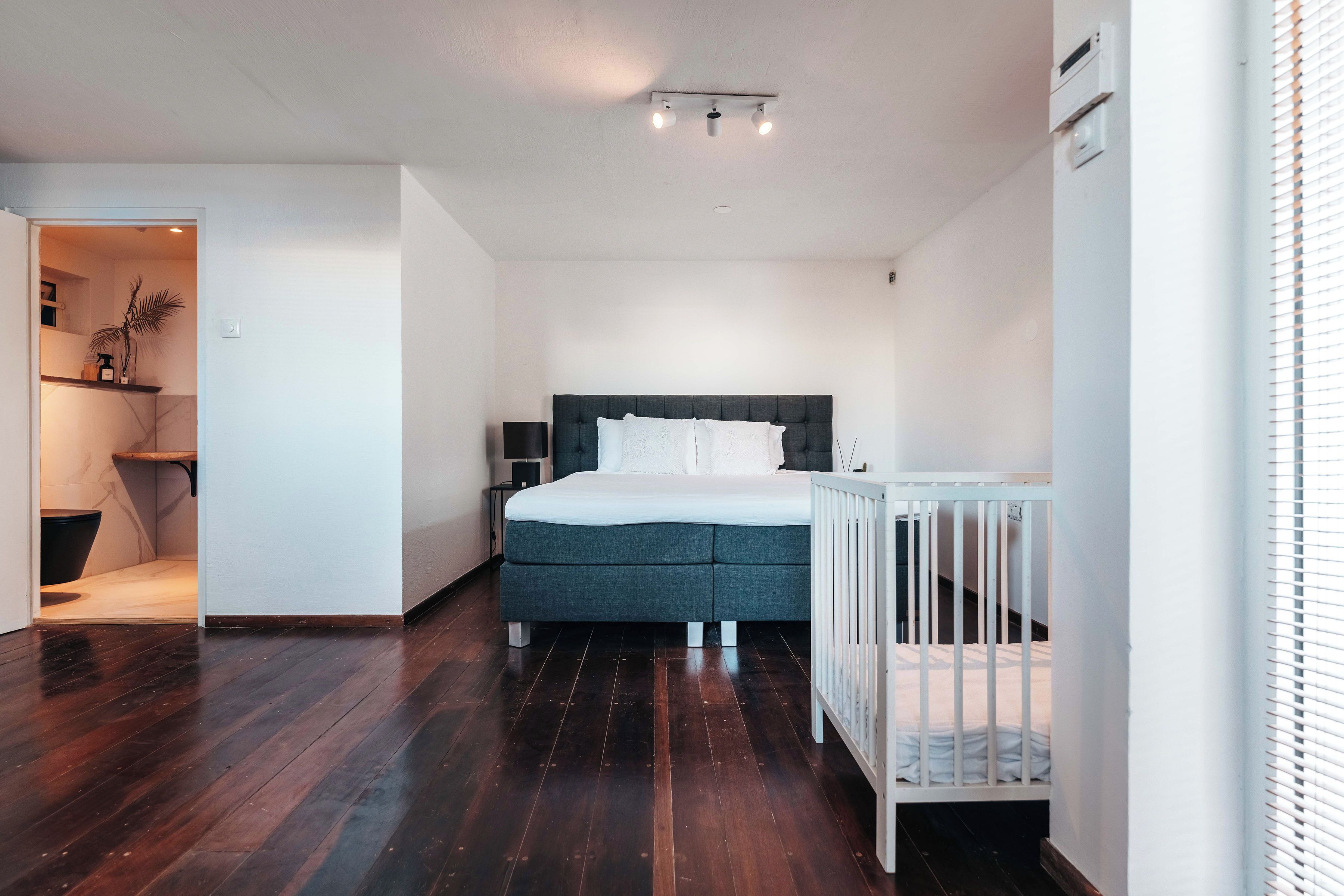 4 bedrooms, premium bedding, travel crib, free WiFi