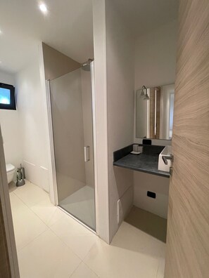 Secadora de cabello, toallas, papel de baño 