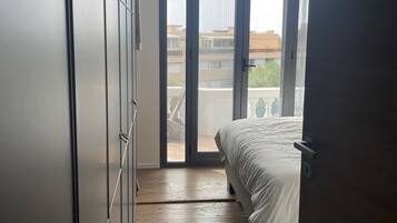 5 slaapkamers, een strijkplank/strijkijzer, wifi, beddengoed