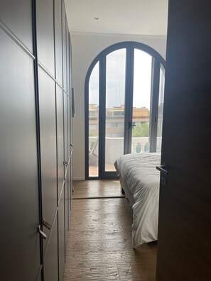 5 habitaciones, tabla de planchar con plancha, wifi y ropa de cama 