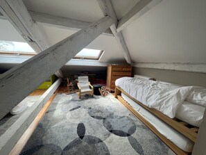 5 habitaciones, tabla de planchar con plancha, wifi y ropa de cama 
