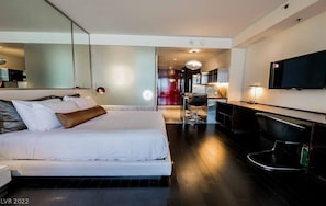 1 bedroom, iron/ironing board, WiFi, bed sheets - StripView Studio Suite Condo w Balcony (Las Vegas)