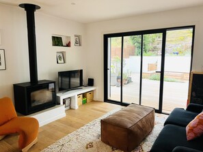 Smart TV, fireplace