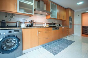 Cafetera y tetera, refrigerador, microondas y horno 