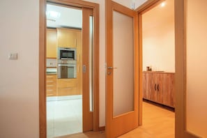 Wasserkocher mit Kaffee-/Teezubehör, Kühlschrank, Mikrowelle, Ofen