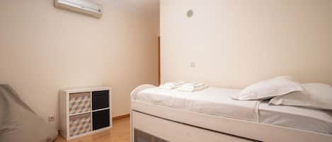 2 chambres, fer et planche à repasser, accès Internet, draps fournis