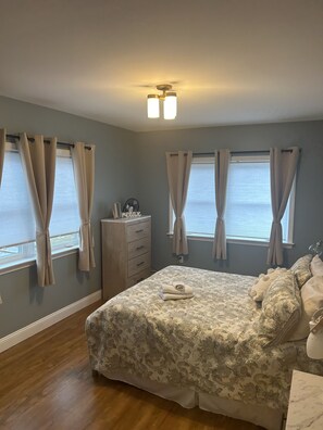 4 bedrooms, in-room safe, desk, iron/ironing board