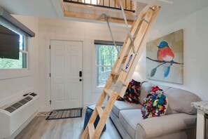 TV, stereo - #16Bluebird Feather Tiny Cottage (Scottsboro)