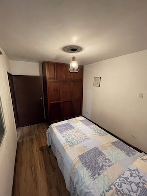 2 Schlafzimmer, Zimmersafe, Schreibtisch, Bügeleisen/Bügelbrett