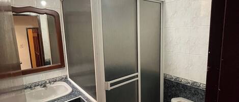 提供毛巾、番梘、廁紙