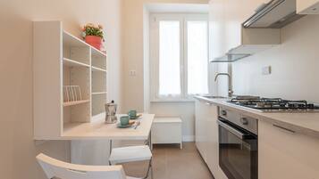 Frigorifero, forno, piano cottura, lavastoviglie