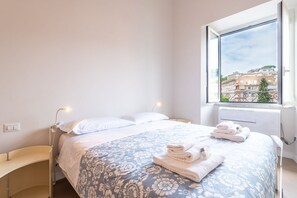 3 bedrooms, desk, iron/ironing board, WiFi - Trastevere at heart.. (Roma)
