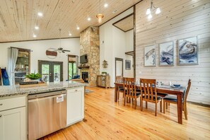 Dining - Modern, Luxe Cabin in Broken Bow w/ Hot Tub! (Broken Bow)