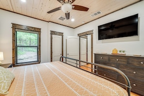 3 habitaciones, tabla de planchar con plancha, internet y ropa de cama