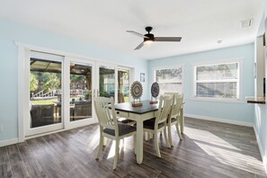 Dining - Waterfront + Dock • Free Kayaks • Dogs OK • Near Manatees & Springs (Crystal River)