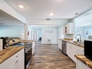 冷蔵庫、電子レンジ、オーブン、コンロ