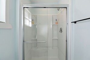 Shower, hair dryer, towels, soap - Waterfront + Dock • Free Kayaks • Dogs OK • Near Manatees & Springs (Crystal River)