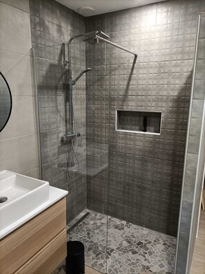 Haartrockner, Handtücher, Toilettenpapier