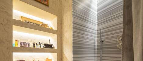 Shower, hair dryer, bidet, towels