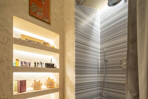 Shower, hair dryer, bidet, towels