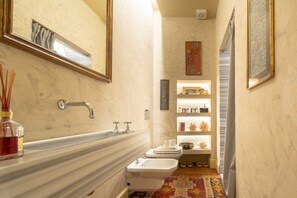 Een douche, een haardroger, een bidet, handdoeken