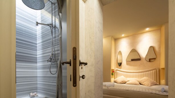 Une salle de bain avec une douche, des toilettes et un lavabo.