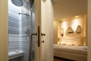 A bathroom with a shower, a toilet, and a sink. - Serragli Suite B in Santo Spirito Area (Firenze)