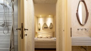 Une chambre d’hôtel avec un lit, une douche et un miroir.
