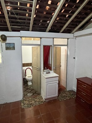 Shared bathroom - Voyager Int l Hostel Panama La Villa  (La Villa de los Santos)