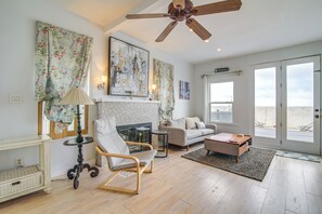 TV, books - Oceanfront Marshfield Home on Brant Rock Beach (Marshfield)