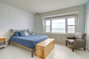 3 bedrooms, Internet, bed sheets - Oceanfront Marshfield Home on Brant Rock Beach (Marshfield)