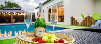 Luxury Miami Villa/Near 2 Beaches/9Bds/Heated POOL/BBQ/Firepit/ Games/Minigolf