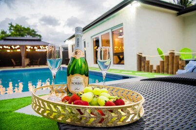 Luxury Miami Villa/Near 2 Beaches/9Bds/Heated POOL/BBQ/Firepit/ Games/Minigolf