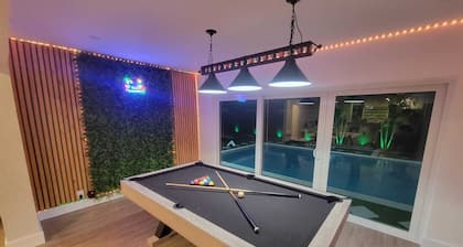 Luxury Miami Villa /Beach /9Bds /Heated POOL /BBQ / Firepit / Games / Golf