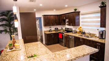 Réfrigérateur, micro-ondes, four, plaque de cuisson