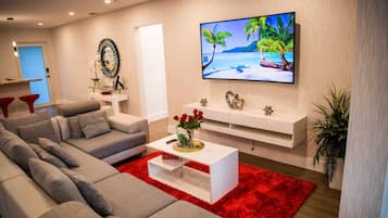 Smart TV, fireplace, table tennis, stereo