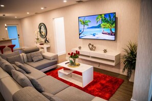 Smart TV, caminetto, tavolo da ping pong, impianto stereo