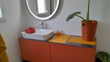 Douche, sĂšche-cheveux, serviettes fournies, savon