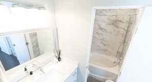 Combined shower/tub, hair dryer, towels