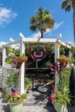 Outdoor dining - Starfish Wishes at Cove View Condos (Galveston)